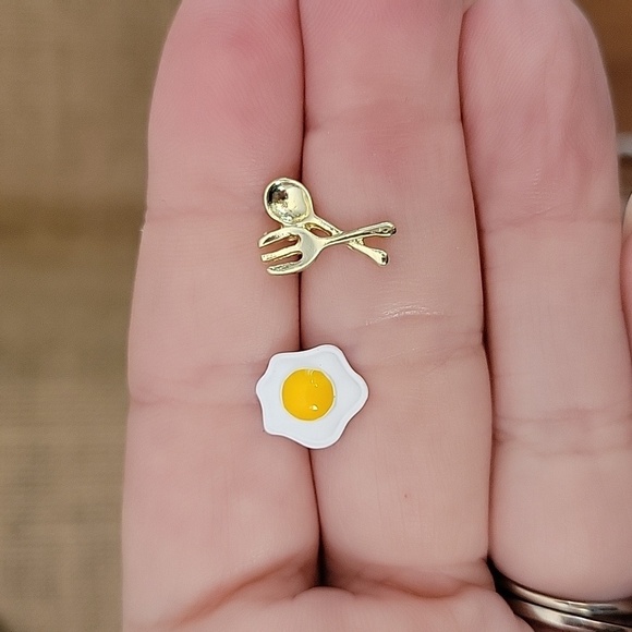 BREAKFAST TIME STUD EARRINGS - Picture 3 of 8